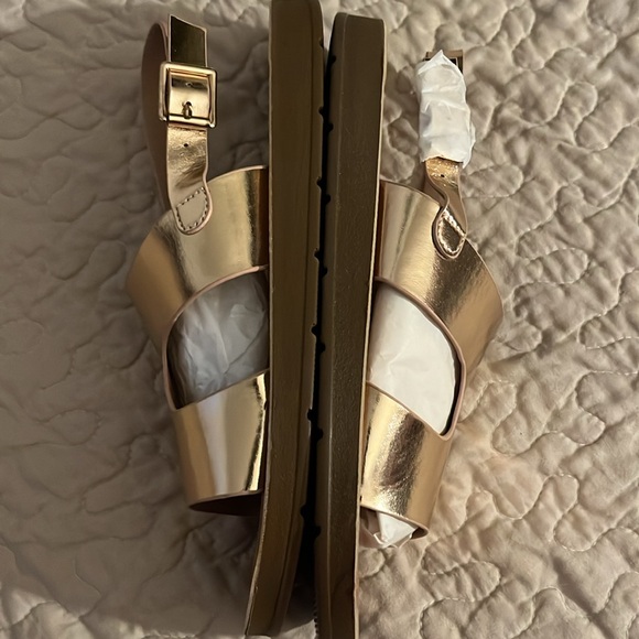 Stylish sandals new rose gold color cute with jeans or dresses. Never worn. - Picture 3 of 3